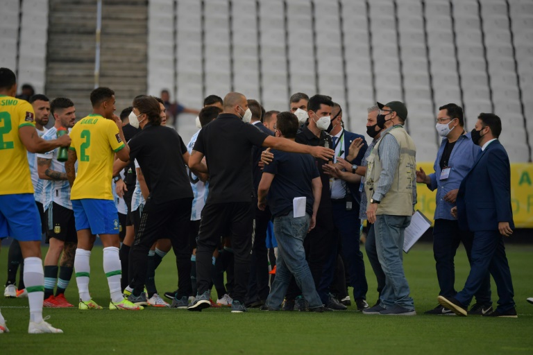 فيفا يتوعد بقرار تأديبي بعد إيقاف مباراة البرازيل والأرجنتين  بتصفيات كأس العالم