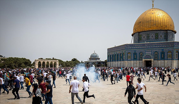 مواجهات بين فلسطينيين وجيش الاحتلال الإسرائيلي عقب اقتحام المسجد الأقصى