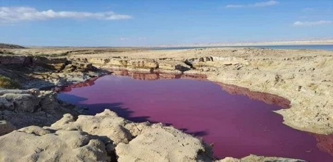 الأردن.. مياه حمراء اللون في منطقة البحر الميت تثير الجدل ووزارة المياه تعلق