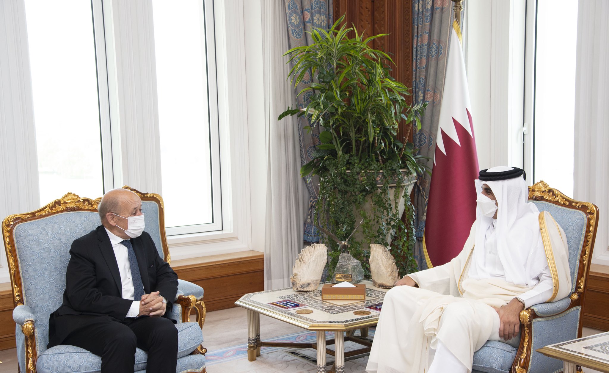 أمير قطر يبحث مع وزير خارجية فرنسا تطورات الأوضاع في أفغانستان