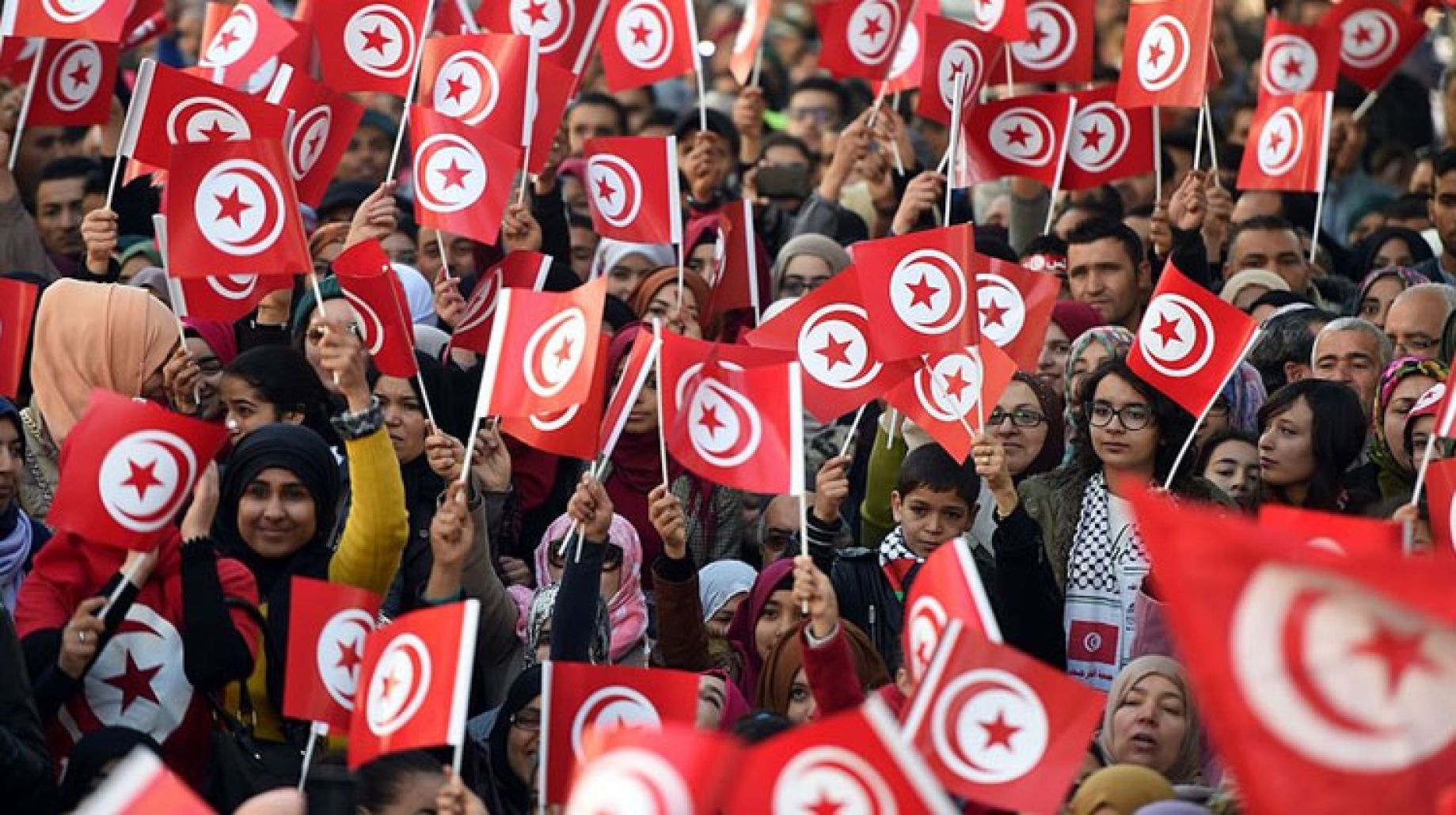 مظاهرات في تونس العاصمة بين مندد بقرارات الرئيس وداعم لها