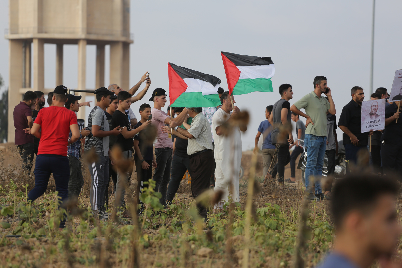 فلسطينيون داخل الخط الأخضر يتظاهرون أمام سجن 