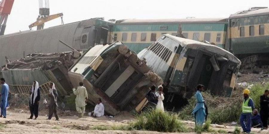 باكستان.. 5 قتلى و20 جريحاً بحادث اصطدام حافلة ركاب ومقطورة جنوبي البلاد