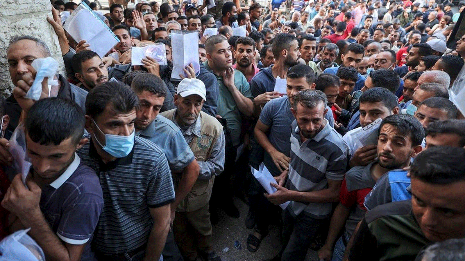 آلاف العمال في غزة يتقدمون بطلبات للحصول على إذن عمل في إسرائيل