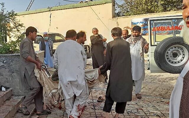 أفغانستان.. مقتل وإصابة أكثر من 100 شخص في تفجير مسجد تبناه تنظيم “الدولة”