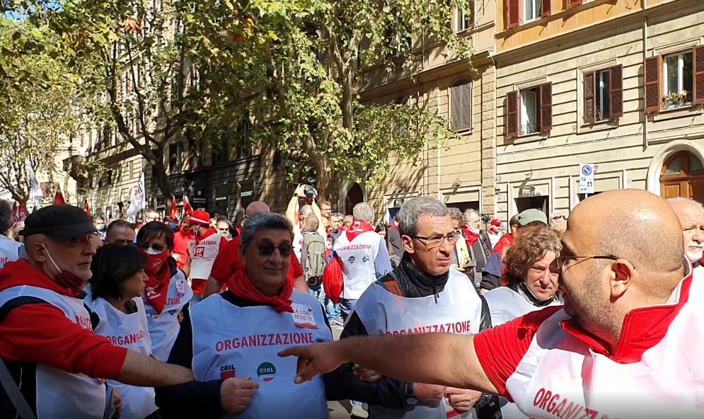 الآلاف يتظاهرون في روما تضامنا مع الكونفدرالية العامة الإيطالية للعمل