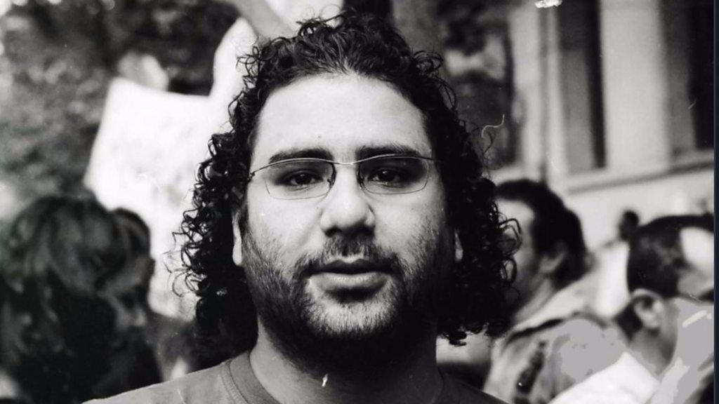 الناشط المصري علاء عبد الفتاح ورمزان لثورة 2011 أمام محكمة استثنائية