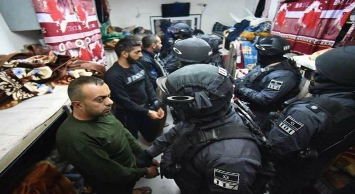 قوات “القمع” الإسرائيلية تقتحم قسماً لأسرى فلسطينيين في سجن عوفر