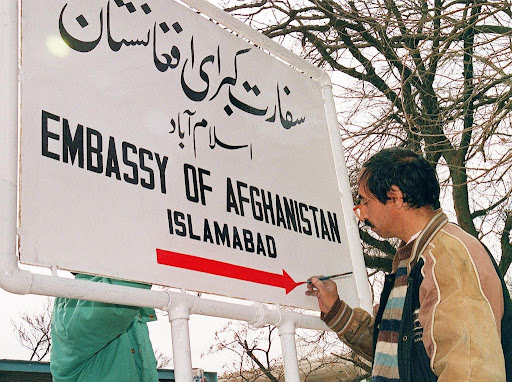 طالبان ترسل مبعوثاً إلى باكستان لتولي مسؤولية السفارة الأفغانية