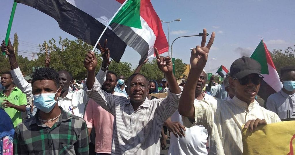 ثلاثة قتلى في الخرطوم على وقع احتجاج عشرات الآلاف رفضا للانقلاب