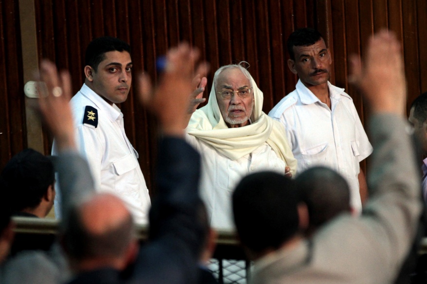 رغم وفاتهما.. السلطات المصرية تواصل إدراج مهدي عاكف وعصام العريان على قوائم الإرهاب