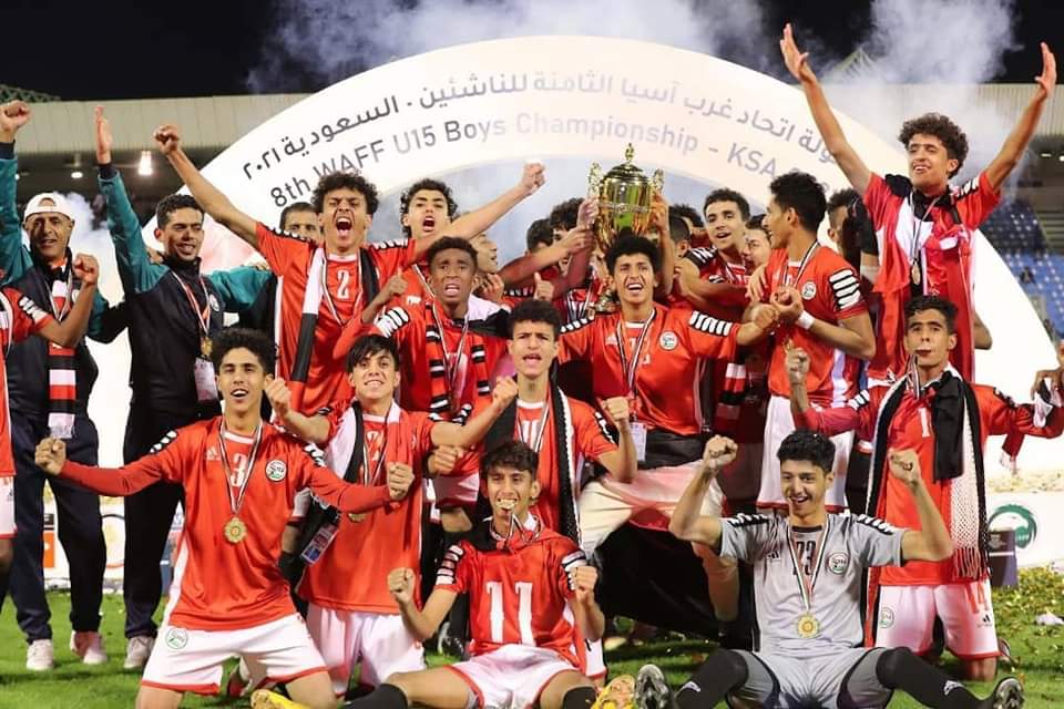 شركتا عدن للمرطبات وطريق الجبل تكرمان منتخب الناشئين