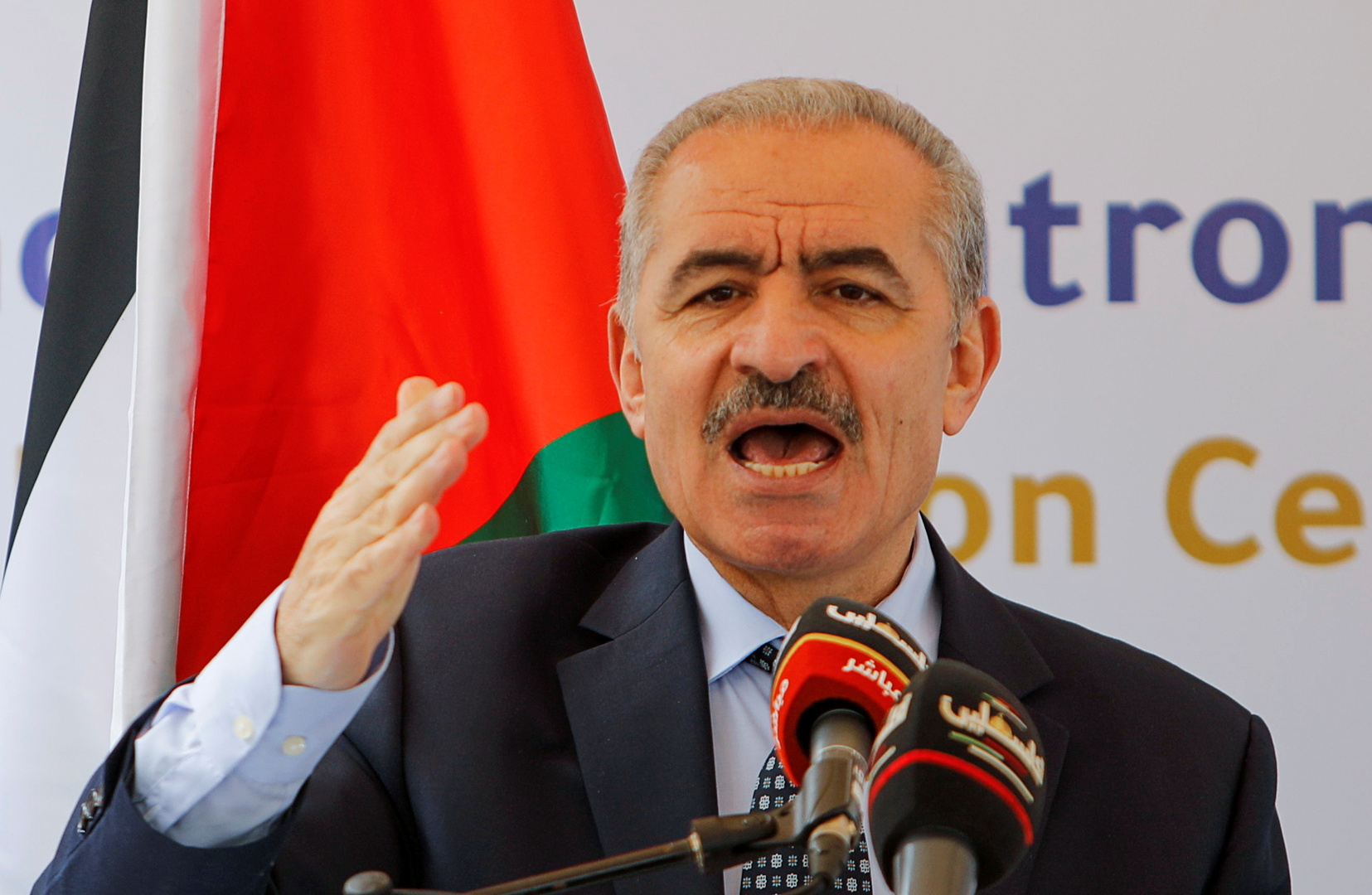 رئيس الوزراء الفلسطيني يجري تعديلا وزاريا محدودا على الحكومة