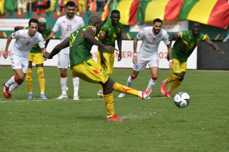 أمم إفريقيا: صافرة مبكرة غريبة وصخب في مباراة تونس ومالي