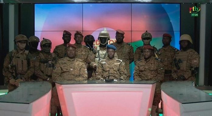 بيان رسمي من جيش بوركينا فاسو بإقالة الرئيس وحل الحكومة والبرلمان وإغلاق الحدود