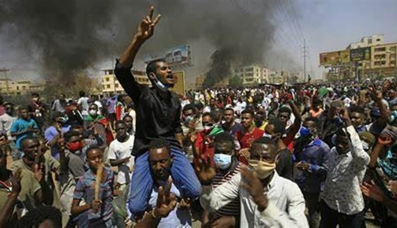 سودانيون يتظاهرون في العاصمة ضد مبادرة الأمم المتحدة لحل أزمة البلاد