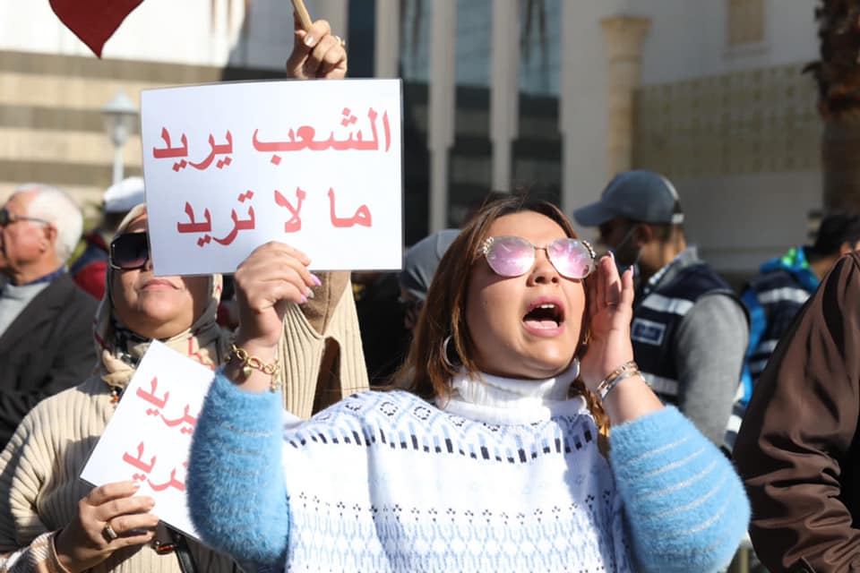 المعارضة التونسية تحشد آلاف المتظاهرين للمطالبة بعزل الرئيس وإنهاء “الانقلاب”