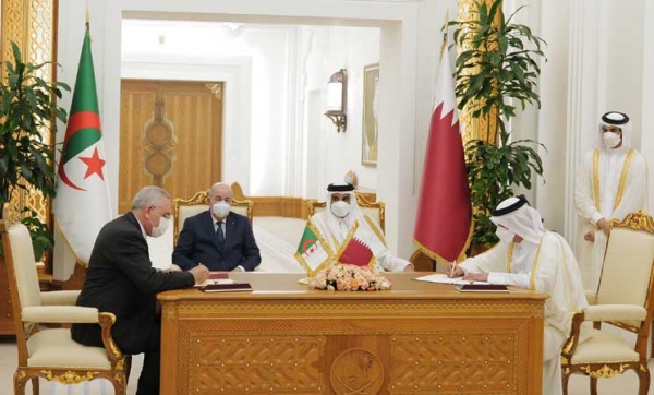 أمير قطر والرئيس الجزائري يشهدان التوقيع على اتفاقية تعاون