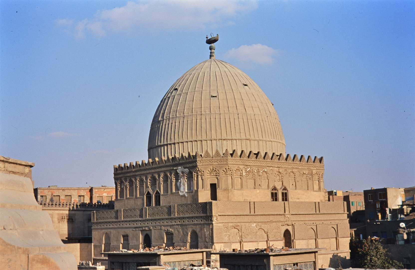 الخط الكوفي يزين نوافذ قبة الإمام الشافعي الأكبر في العالم الإسلامي