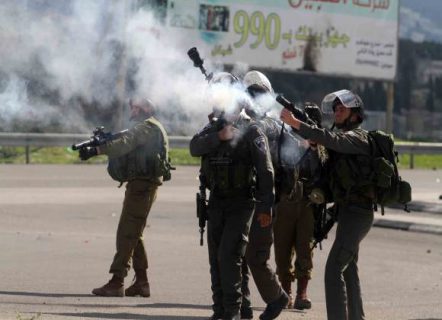 إصابة عشرات الفلسطينيين في مواجهات مع قوات الاحتلال في الضفة الغربية
