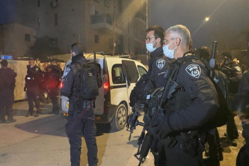 شرطة الاحتلال تعتدي بطريقة وحشية على الفلسطينيين في القدس المحتلة وإصابة العشرات