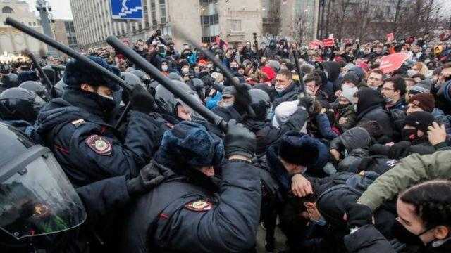 نشطاء حقوقيون: اعتقال 800 شخص مع تصاعد الاحتجاجات في روسيا