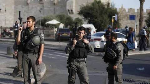 طعن شرطيين إسرائيليين في القدس وفرار المنفذ