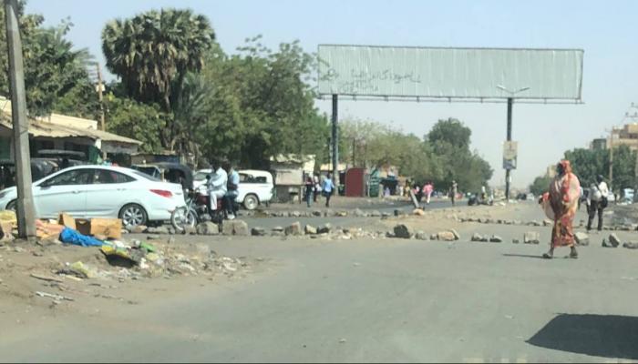 السودان: محتجون يغلقون شوارع الخرطوم بـ«المتاريس»