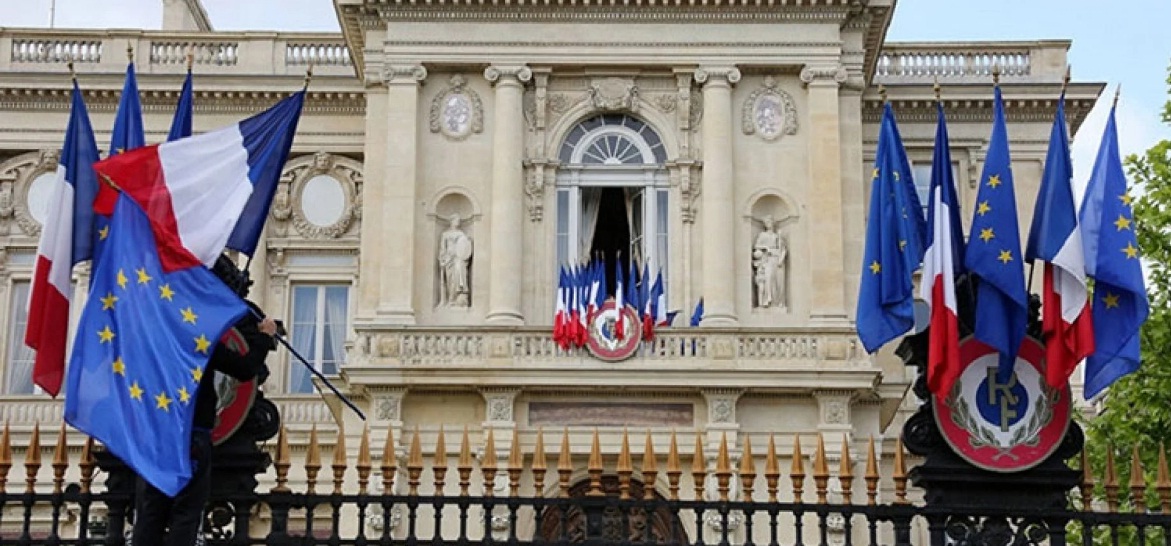 فرنسا تستدعي سفير روسيا بسبب رسم نشرته السفارة يسخر من أوروبا