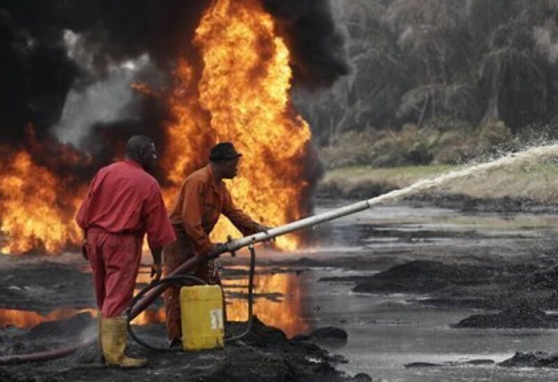 مقتل أكثر من 100 في انفجار بمستودع غير قانوني لتكرير النفط في نيجيريا