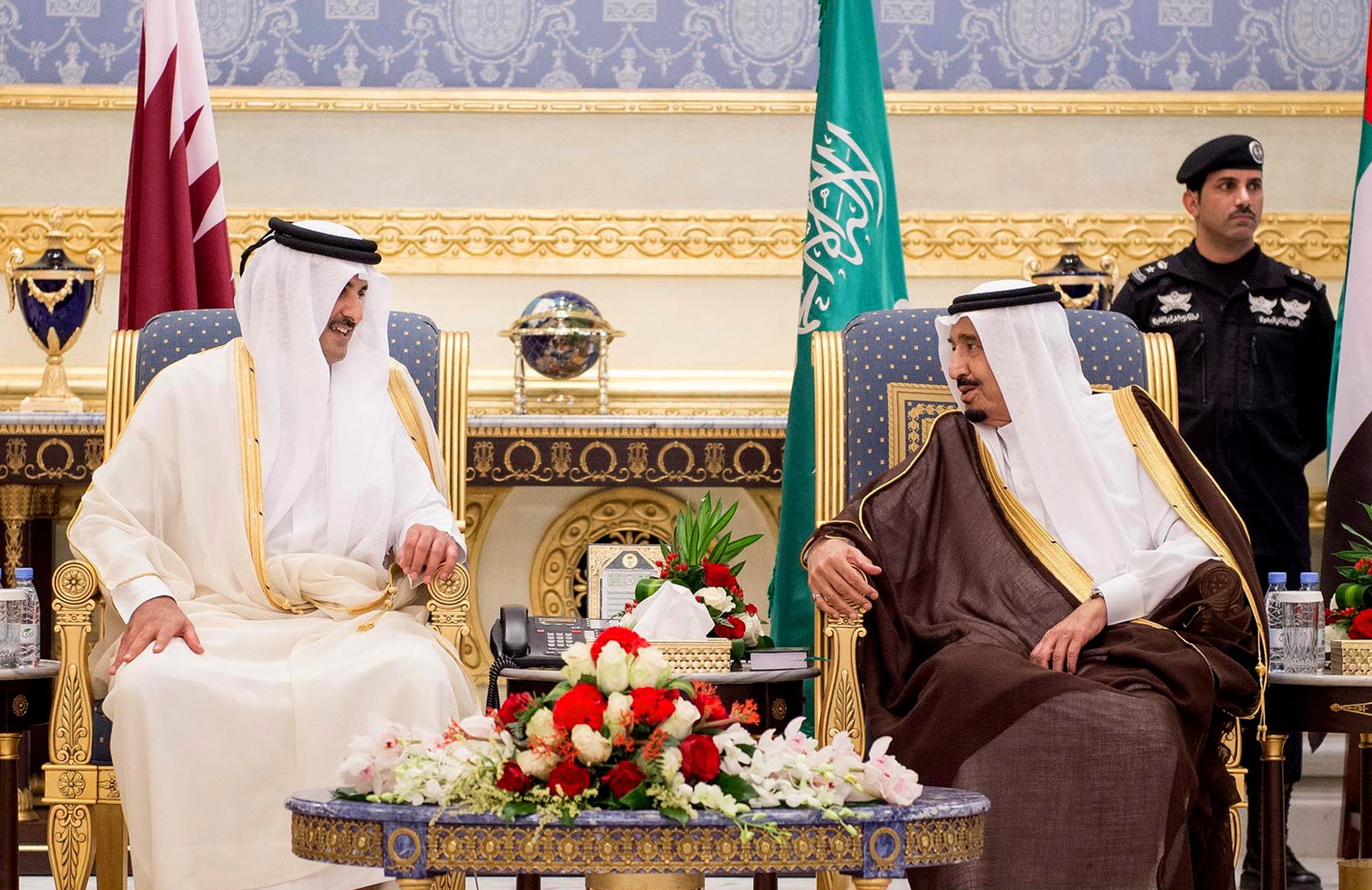 العاهل السعودي وولي عهده يتلقيان اتصالين هاتفيين من أمير قطر