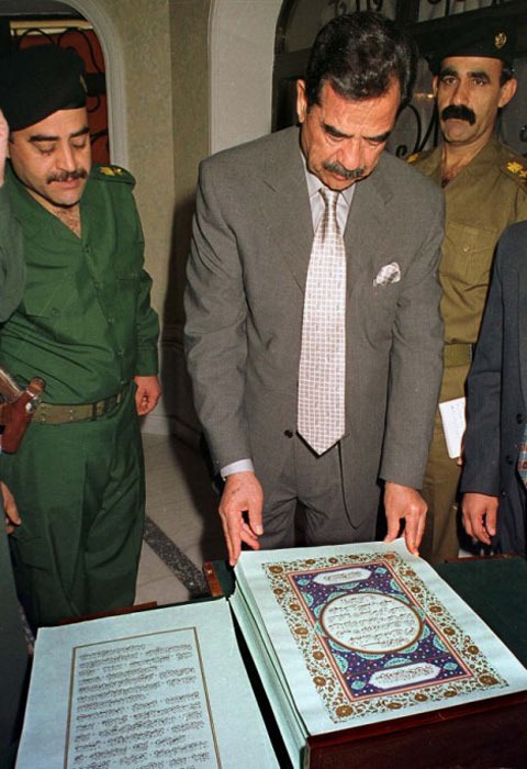 موقع أجنبي يلقى الضوء على مصحف صدام حسين المكتوب بدمه والمحتجز في قبو سرى منذ 2003