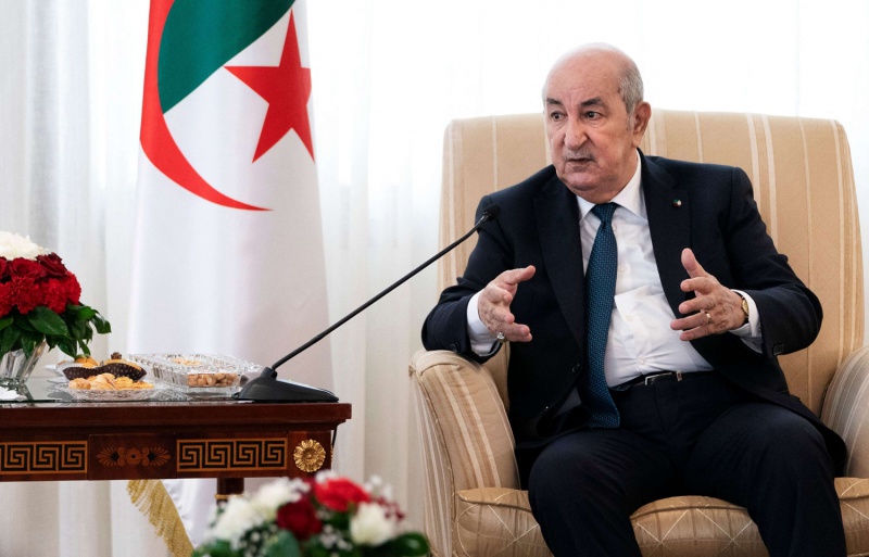 الرئيس الجزائري يبحث مع قادة 3 أحزاب “بلورة رؤية لضمان الحريات”