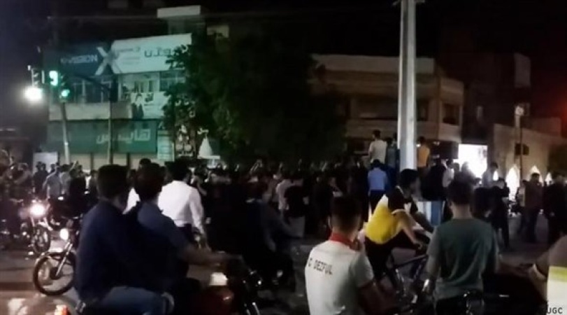 قتيل خلال الاحتجاجات في إيران.. ومحتجون يضرمون النار في مساجد