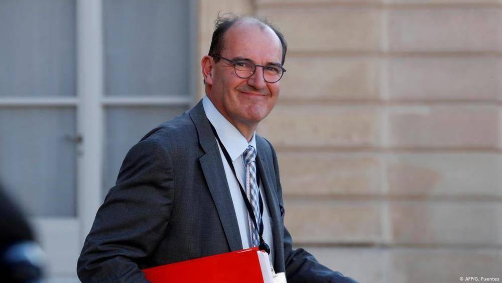 رئيس الوزراء الفرنسي يقدم استقالته قبل تعديل وزاري متوقع