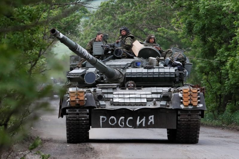 الانفصاليون الموالون لروسيا يعلنون سيطرتهم على بلدة مهمة في دونباس