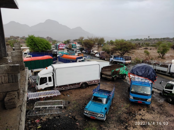  سائقو الشاحنات بتعز يضربون عن العمل احتجاجا على حوادث التقطع في لحج