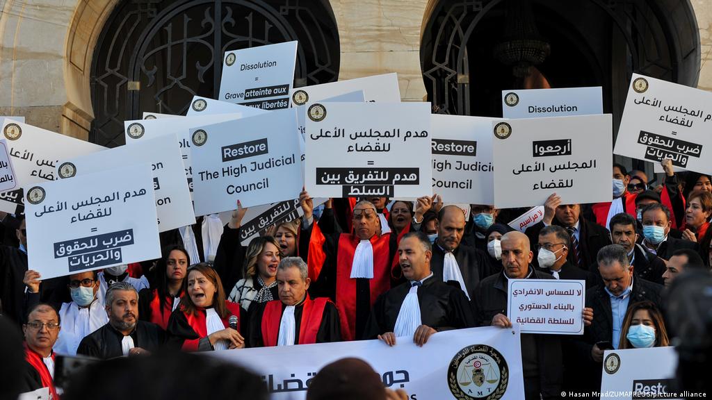 استقالة عضو من هيئة الانتخابات في تونس احتجاجا على أزمة القضاة المعزولين 
