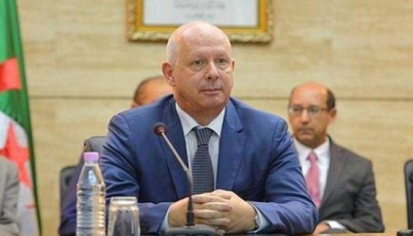 الرئيس الجزائري ينهي مهام وزير المالية عبد الرحمن راوية