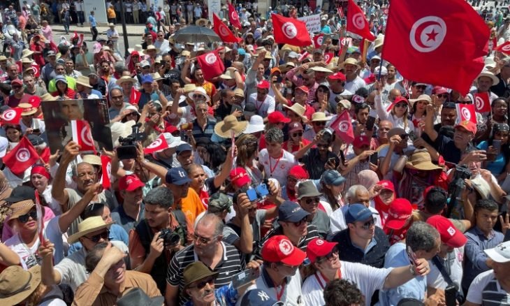 آلاف التونسيين يحتجون رفضا للاستفتاء على الدستور