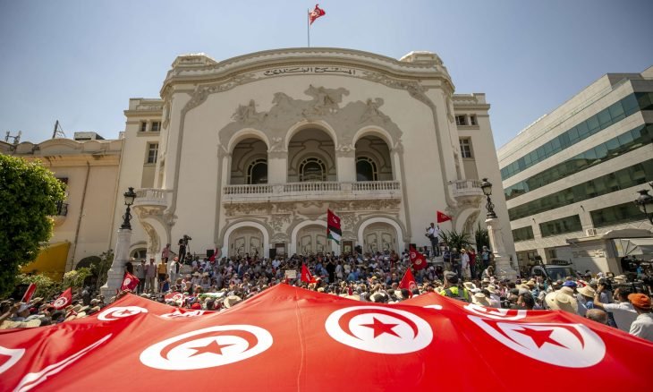 عمداء سابقون لـ”المحامين” يدعون رئيس تونس لإعادة القضاة لعملهم