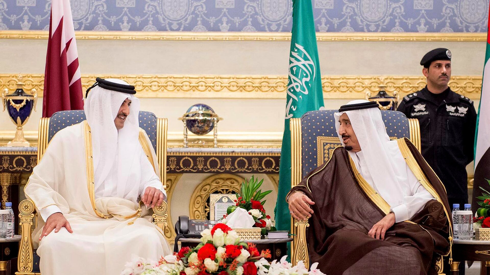 العاهل السعودي يتلقى رسالة خطية من أمير دولة قطر