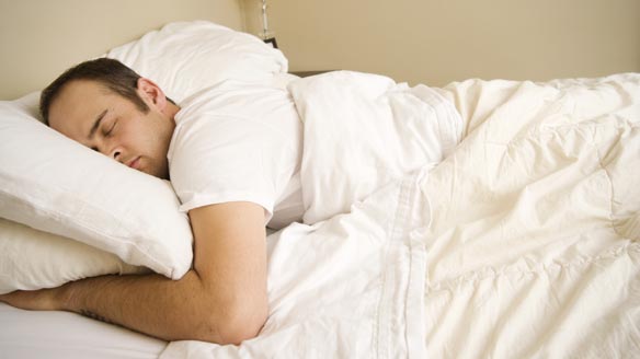قلة النوم تتلف الدماغ.. هل يمكن تعويضه في ليلة أخرى؟ وماذا يعني النوم والفم مفتوح؟