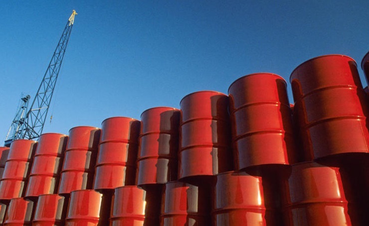 أسعار النفط تواصل مكاسبها مدعومة بضعف الدولار وشح الإمدادات واغلاقات بسبب عودة كورونا 