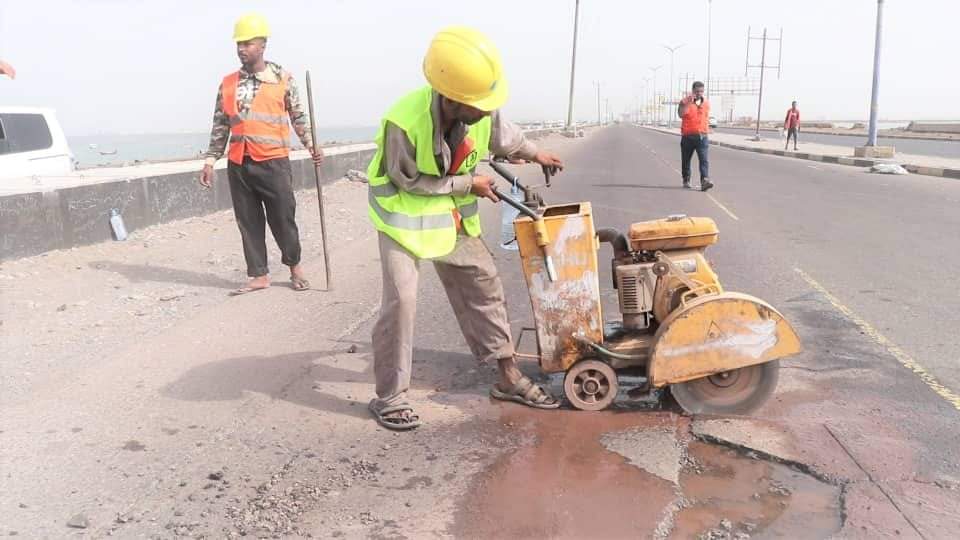 بدء أعمال صيانة السلامة المرورية للطريق البحري في عدن.