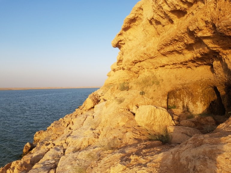 غمرتها المياه منذ عقود.. ما الآثار التي انحسر عنها الفرات غرب العراق؟