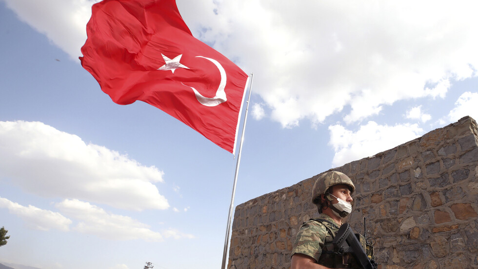مصدر أمني: استهداف صاروخي لمحيط قاعدة تركية بمحافظة دهوك بإقليم كردستان العراق