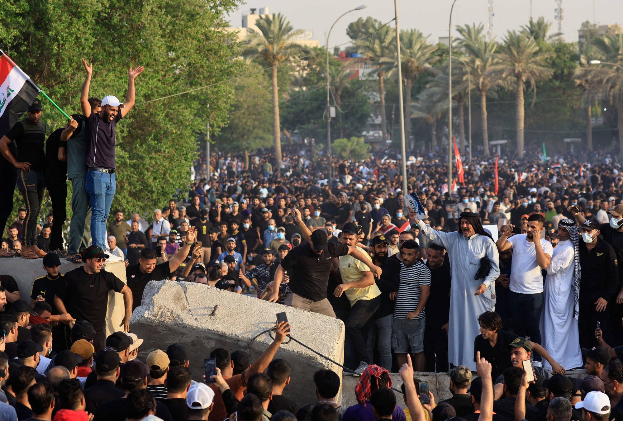 العراق.. الخزعلي يدعو المتظاهرين إلى عدم دخول المنطقة الخضراء الحكومية