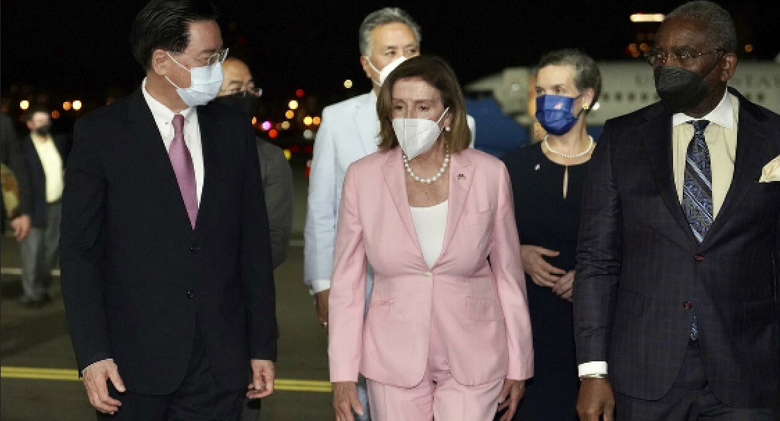 رئيسة مجلس النواب الأمريكي بيلوسي تصل إلى تايوان والصين تتوعد بـ”أعمال عسكرية محددة الهدف” ردا على الزيارة