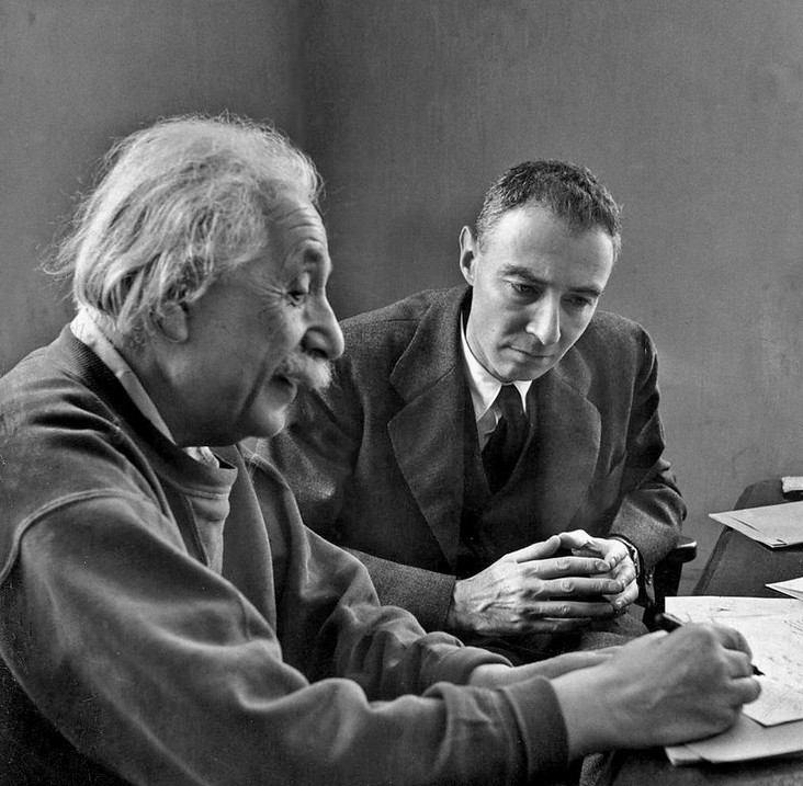 أينشتاين والقنبلة الذرية.. كيف ساعد العالم الشهير في صنع أخطر سلاح في العالم؟